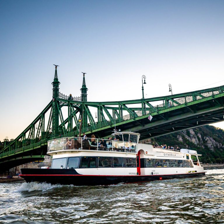 sétahajó sétahajózz velünk elegáns sétahajó Szabadság híd Duna